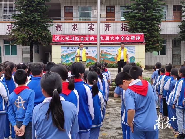 九陂镇各中小学校开展未成年人防溺水安全教育宣传。