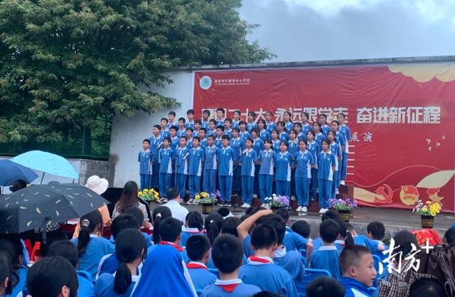 九陂镇中心学校开展艺术展演活动。
