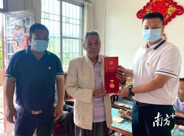 走访慰问老党员，并送上“光荣在党50年”纪念章。