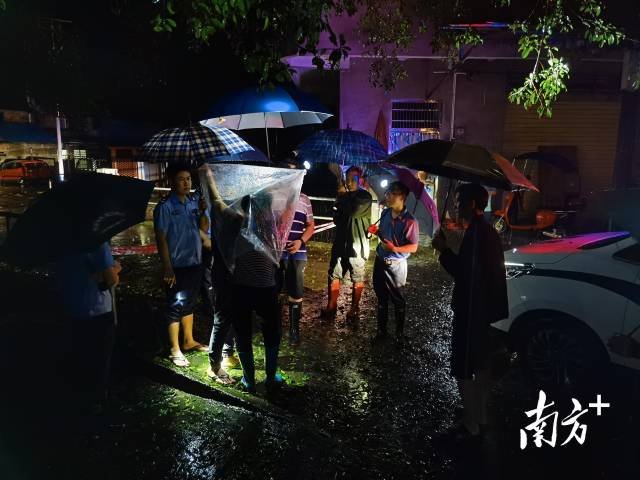 22日凌晨5时，转移受困群众。