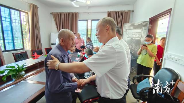 慰问老党员。