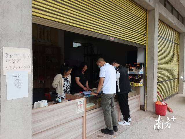 执法人员给商家细致解释政策。