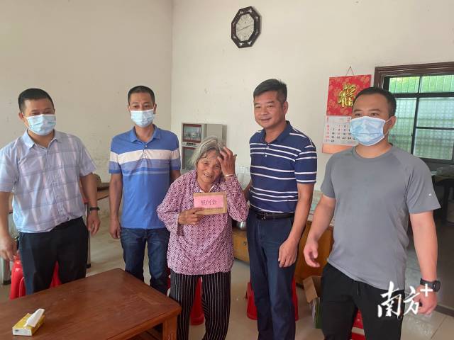 慰问现役军人李远辉家属。