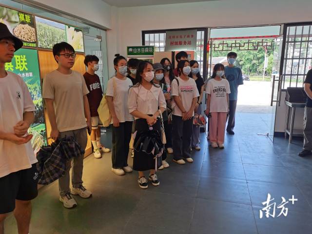 大学生们实地参观了解家乡经济发展。