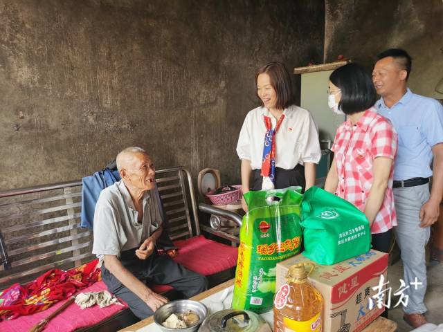 走访慰问。