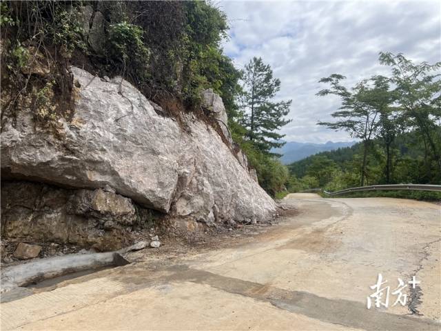山石被清理后，道路此处的视野变得很是开阔。