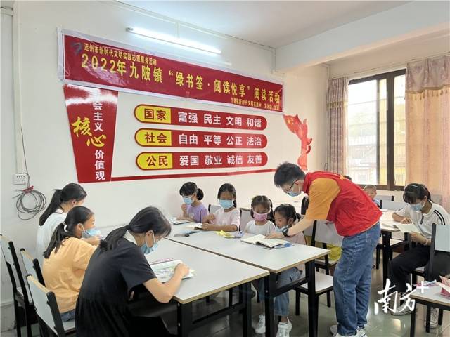 共读一本好书。