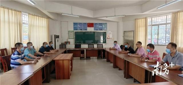 召开座谈会。