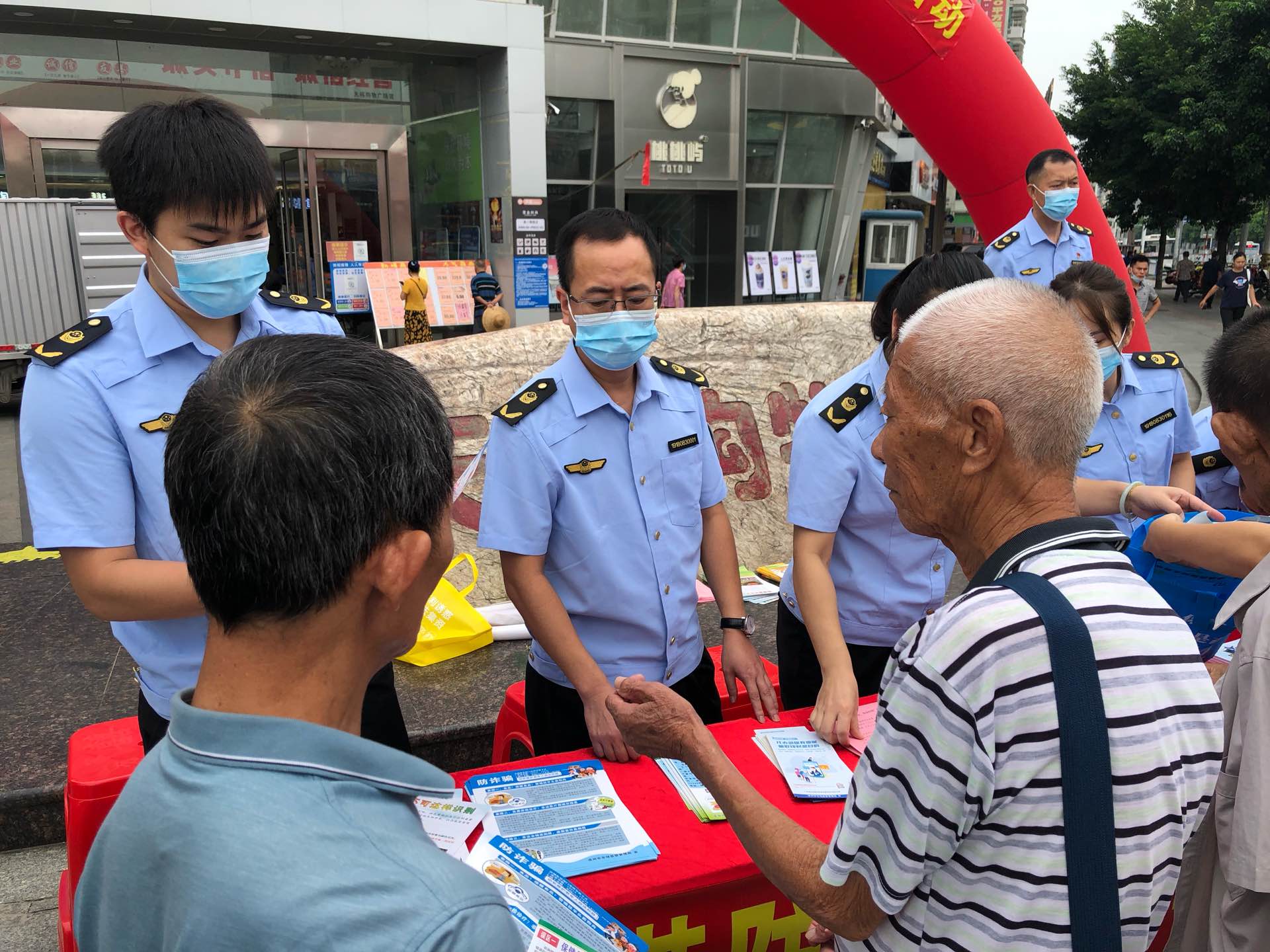 在天福购物广场举行宣传咨询活动2.jpg