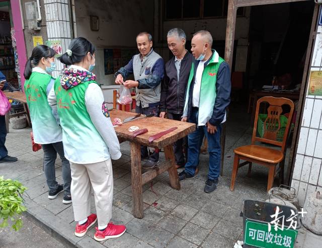 星子镇人大代表宣传动员商户参与竞标