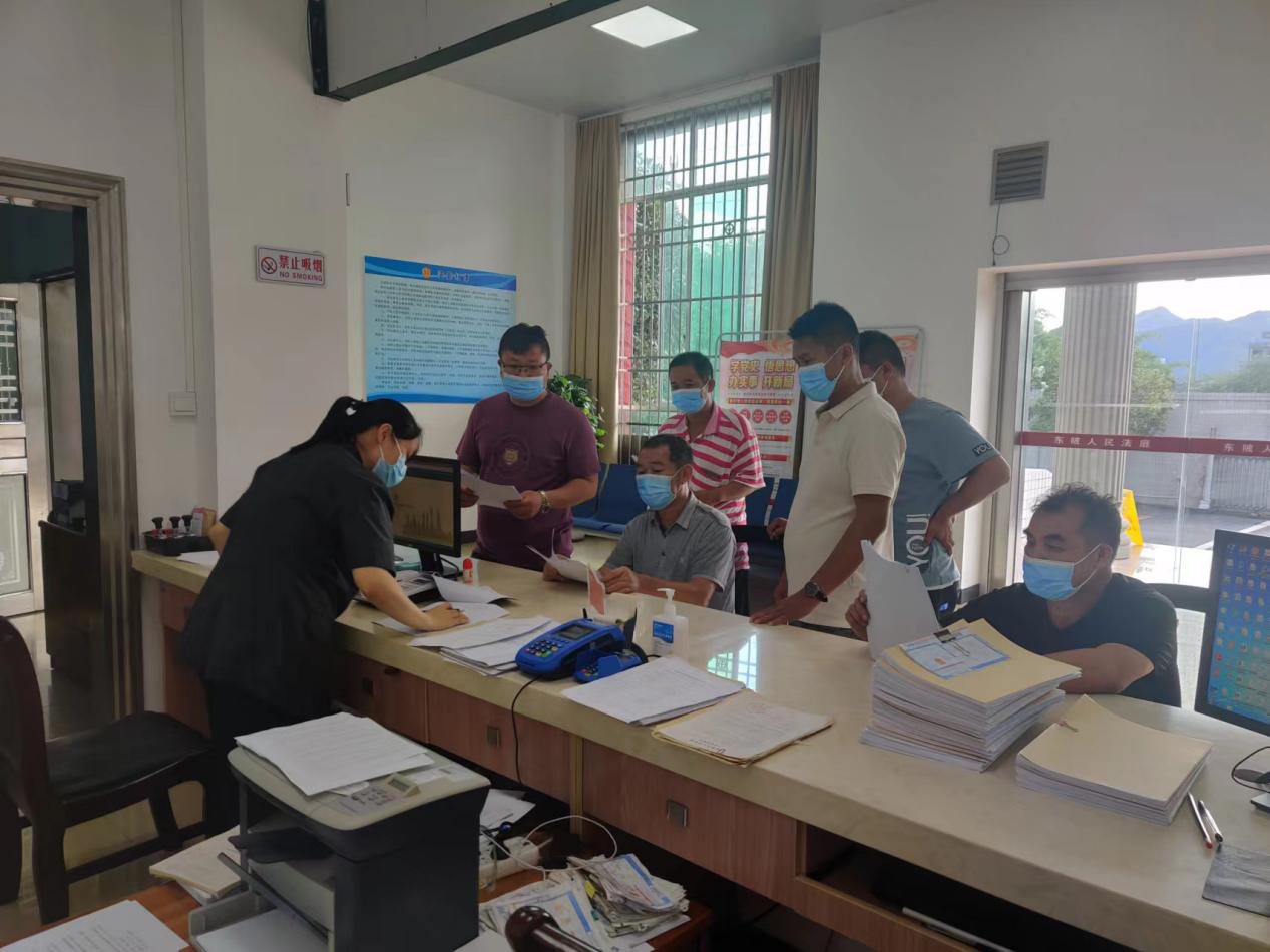 图为签订人民调解协议后在东陂法庭进行司法确认.png
