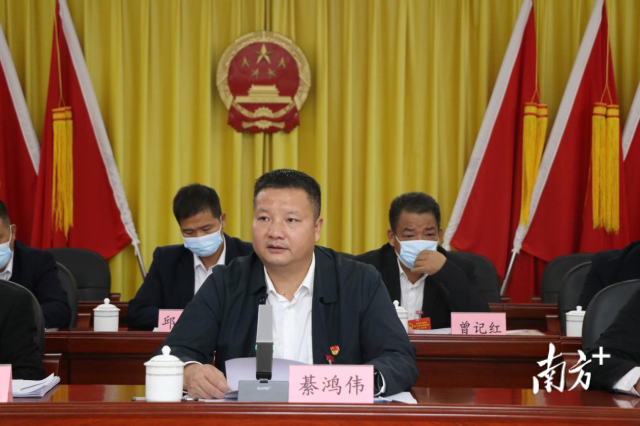 连州市委常委、副市长、九陂镇党委书记綦鸿伟作讲话。