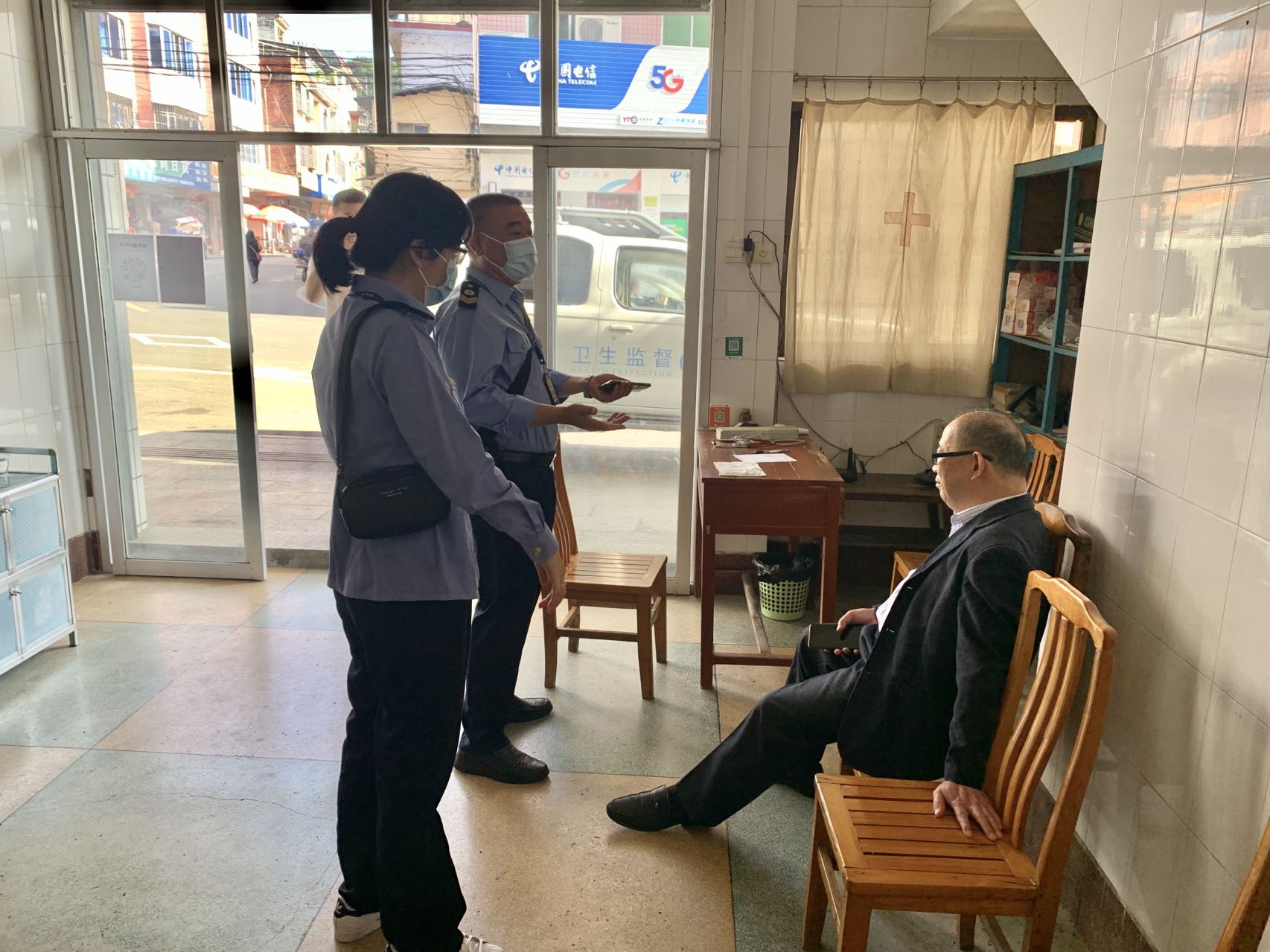 连州市卫生监督所取缔一家非法行医场所.jpg