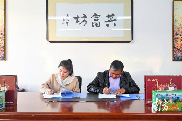 企业采购意向签约仪式。张晓欣 摄