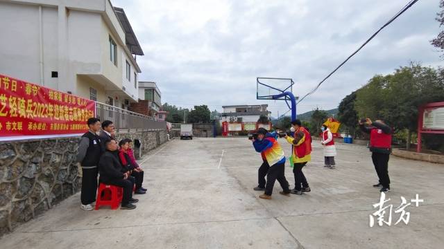 为村民免费拍摄全家福。 为村民免费拍摄全家福。