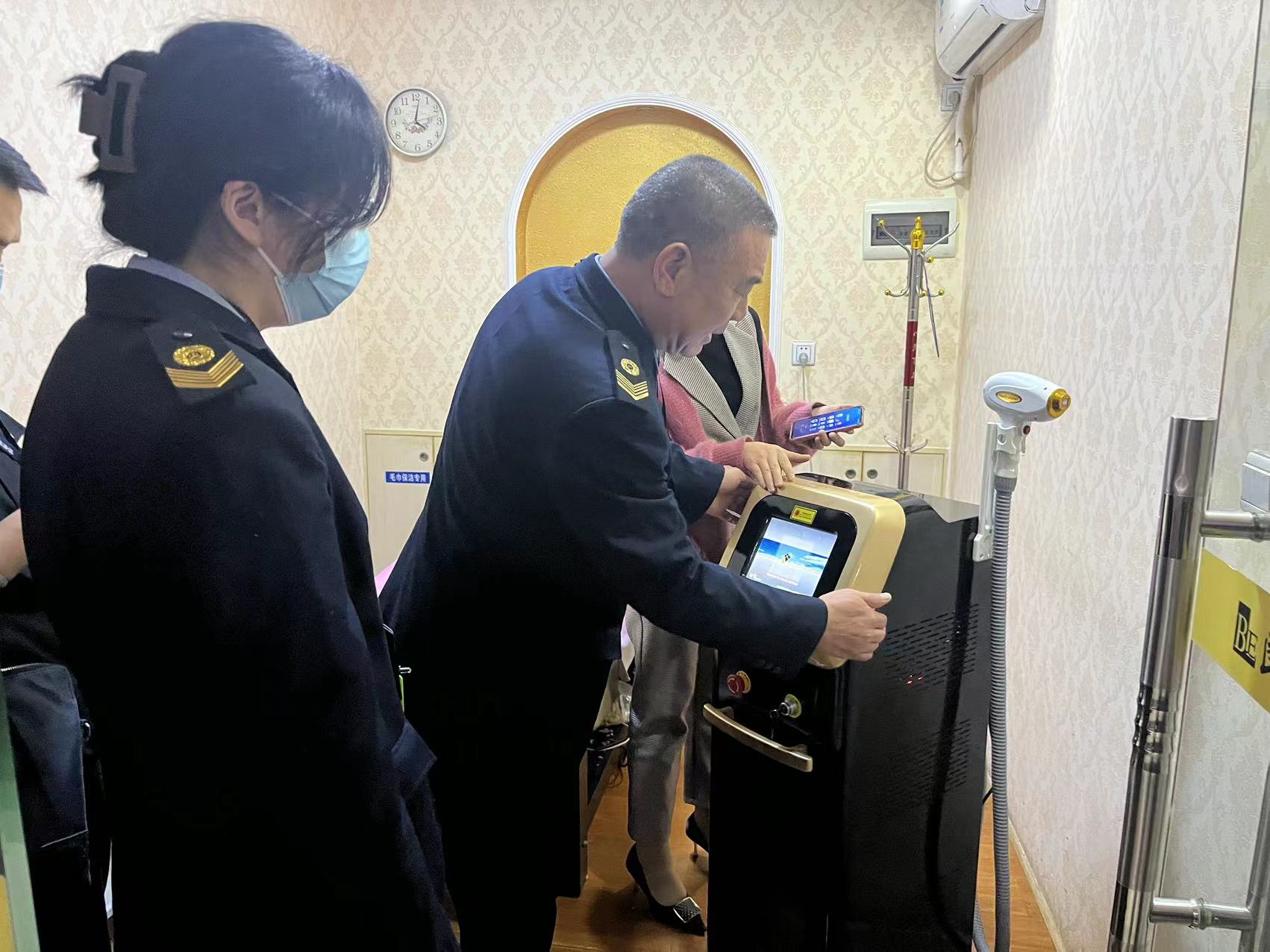 连州市卫生健康局联合公安、市场监督管理等部门检查美容仪器.jpg