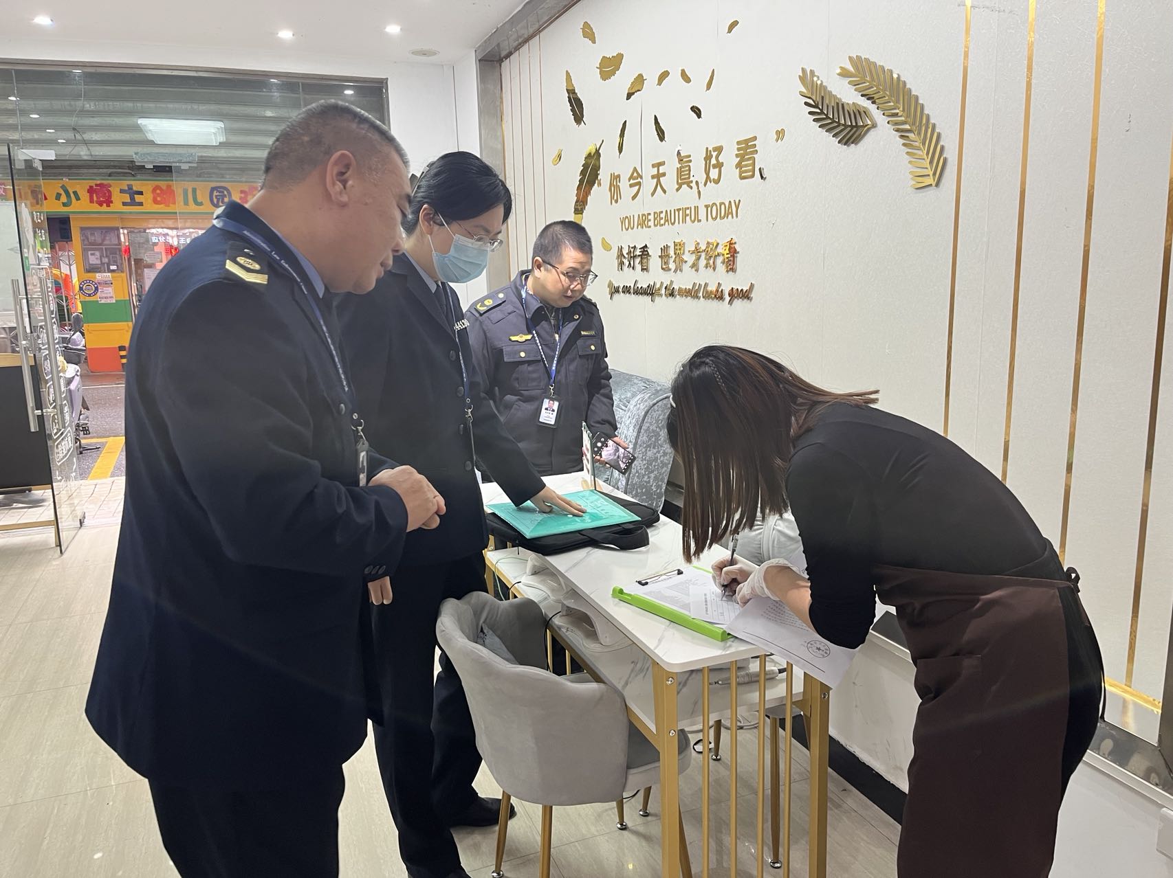 连州市卫生健康局与从事生活美容的单位签订《拒绝开展医疗美容承诺书》.jpg