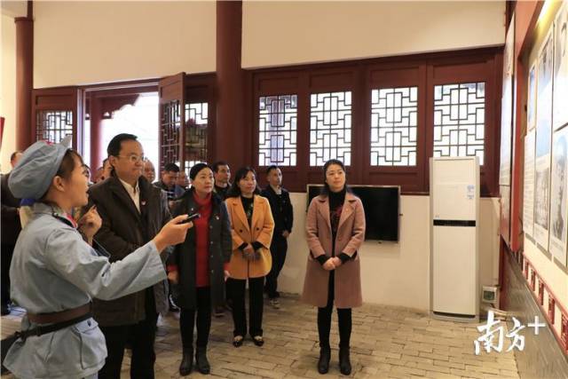 参观冯达飞将军纪念馆。 段灿摄