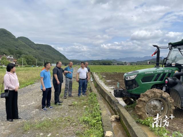 到田间查看耕地机工作情况。