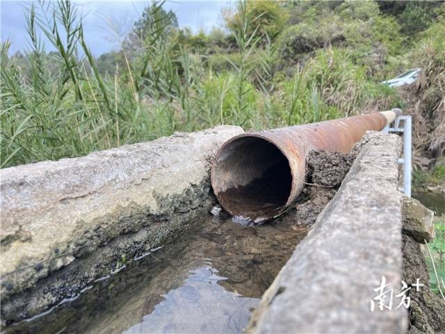 连接两岸的跨河水渠。