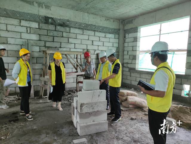 实地查看新建教学楼施工情况。