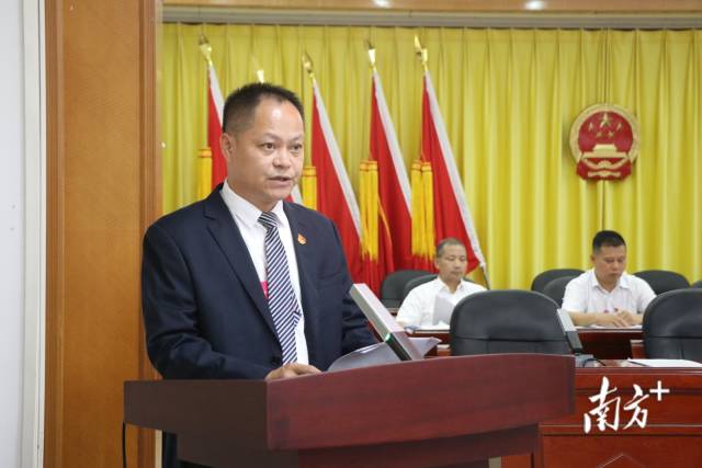郑剑锋向大会作九陂镇人民政府专项工作报告。