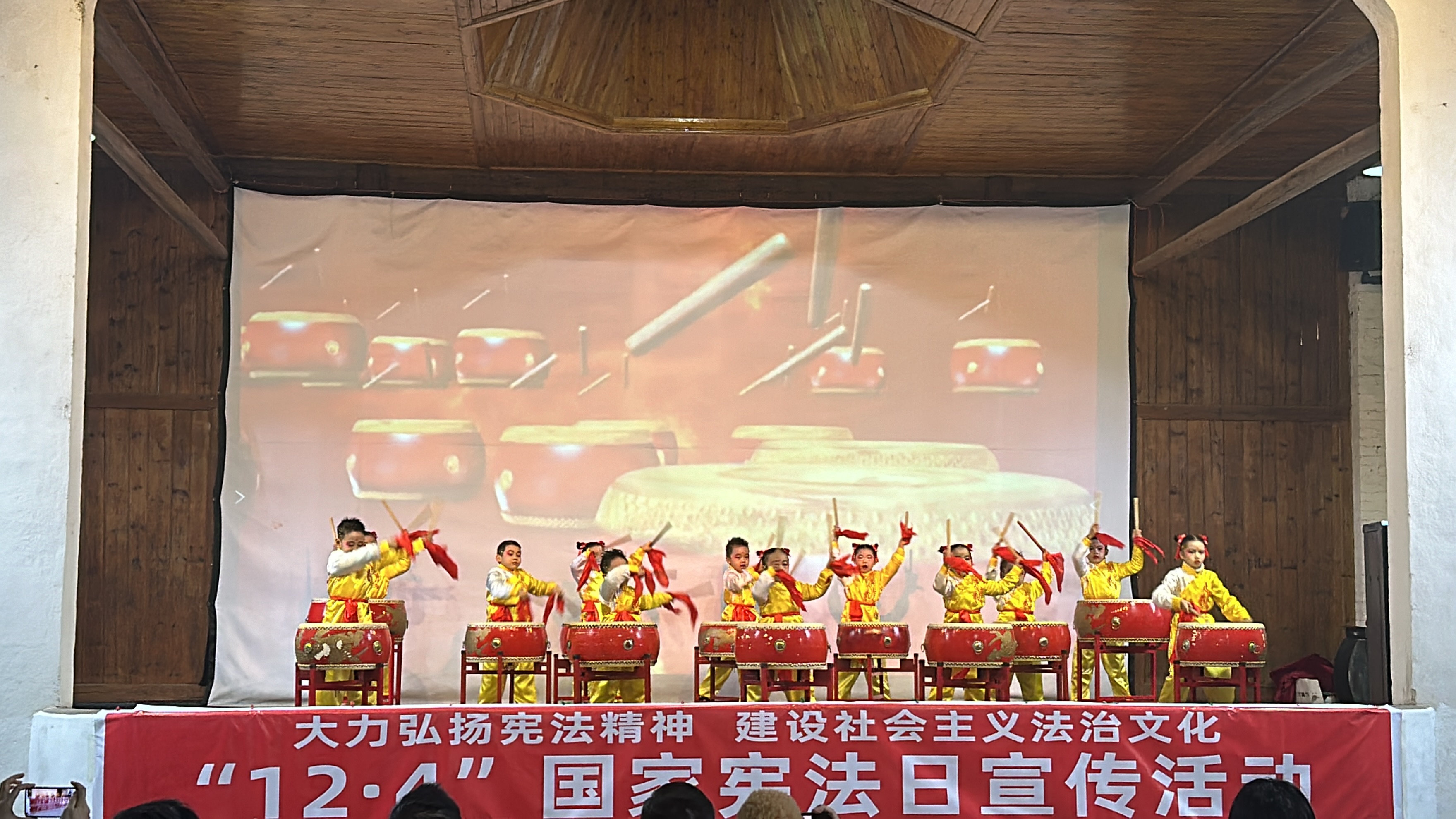 图片4：连州市统计局联合丰阳镇人民政府开展宪法宣传文艺汇演.jpg