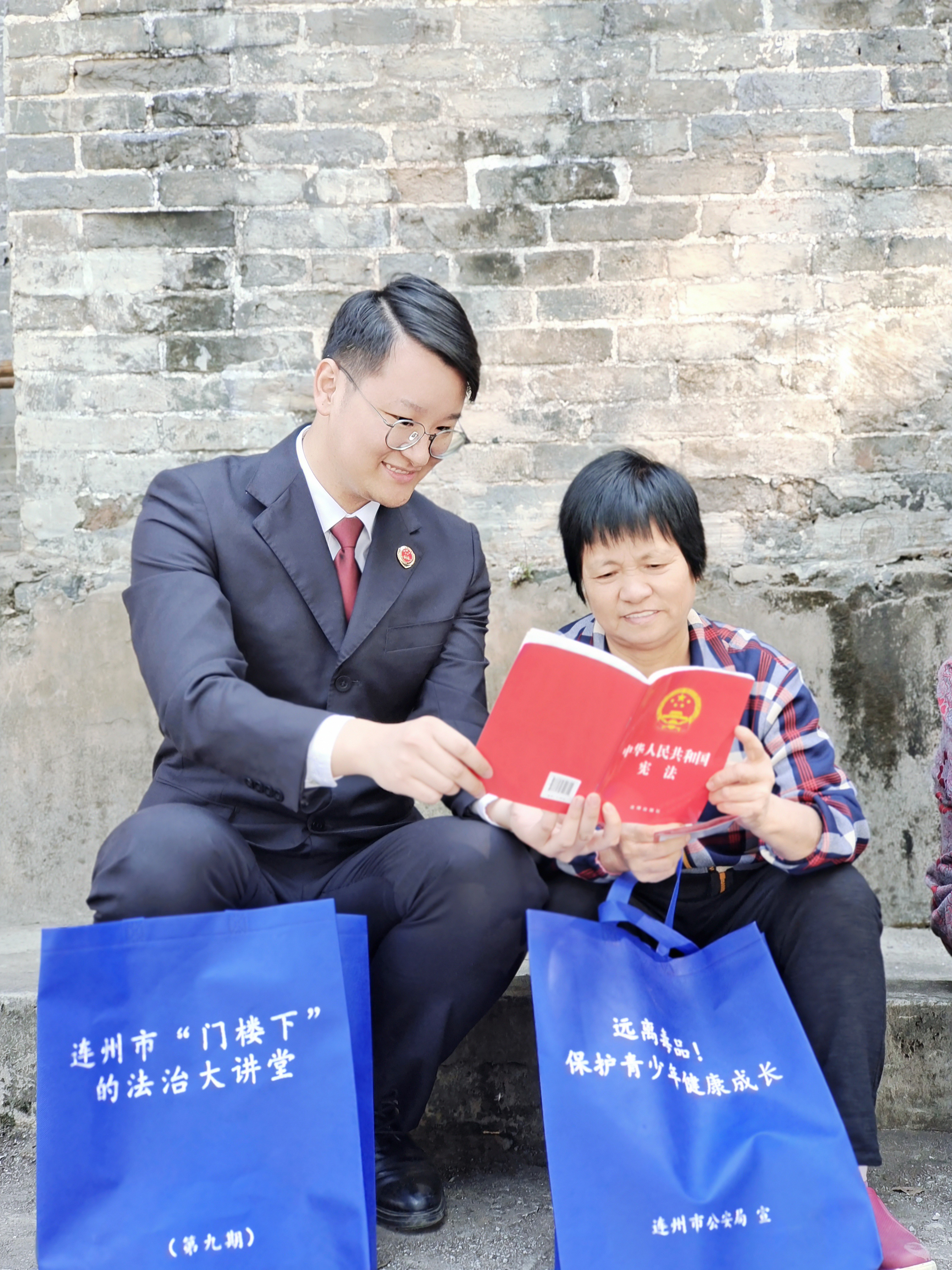 图片7：检察院干警开展宪法宣传.jpg