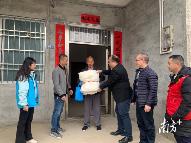 给困难群众送御寒物资。