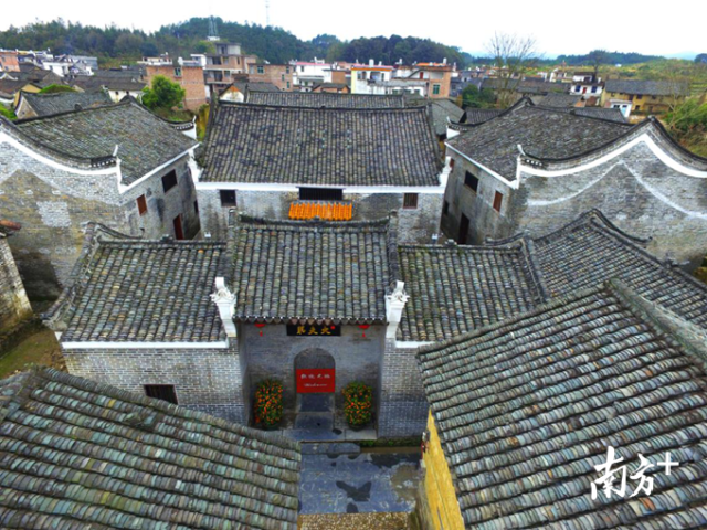 “大夫第”坐落在畔水古村古建筑群中，是一个九座院落式古宅。