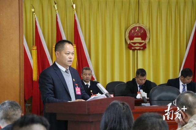 郑剑锋向大会作九陂镇人民政府工作报告。