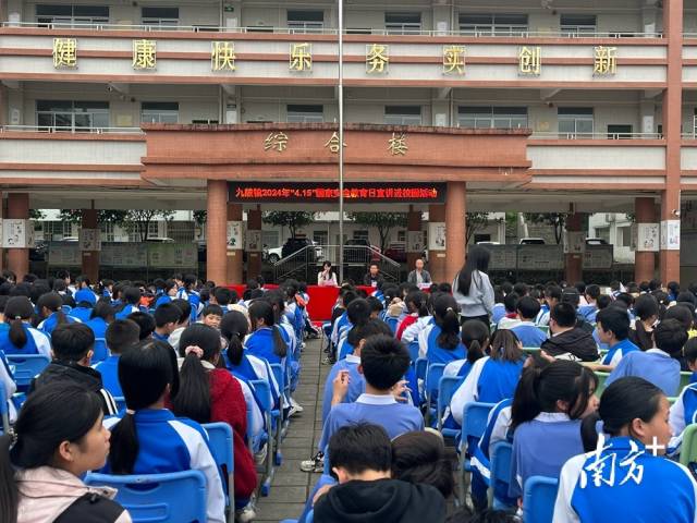 进校园宣讲。