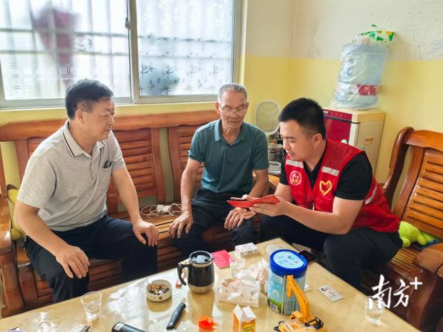 入户推广宣传，并帮助退役军人完成平台注册。