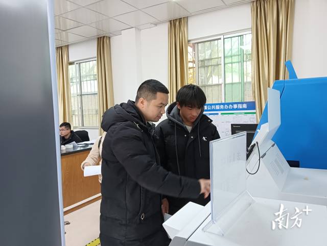 办事群众在粤智助进行兵役登记。