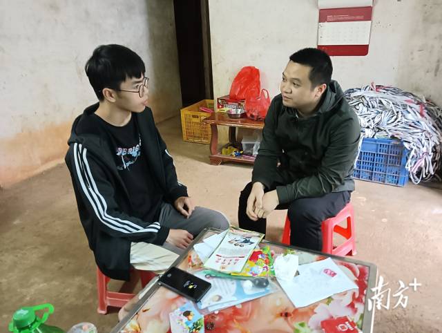 上门指导兵役登记。