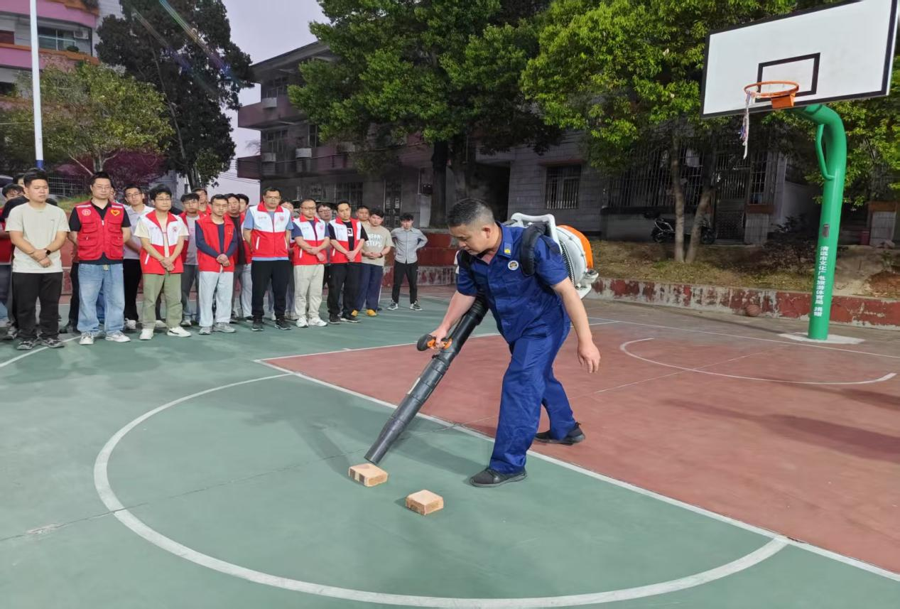 示范模拟实操风力灭火机.png