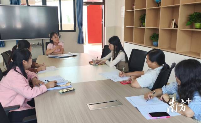 广州市教育局选派广州六中等名校骨干教师组成专家团队帮扶提升连州教师业务水平。资料图 广州市教育局选派广州六中等名校骨干教师组成专家团队帮扶提升连州教师业务水平。资料图