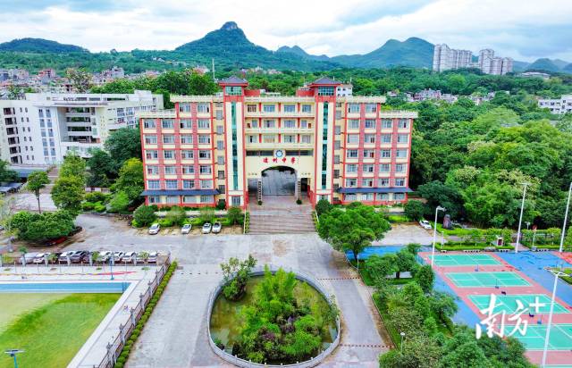 2025年,连州高考600分以上考生同比增长180%,中考总平均分连续两年稳居清远市前列。图为连州中学。曾亮超 摄 2025年,连州高考600分以上考生同比增长180%,中考总平均分连续两年稳居清远市前列。图为连州中学。曾亮超 摄