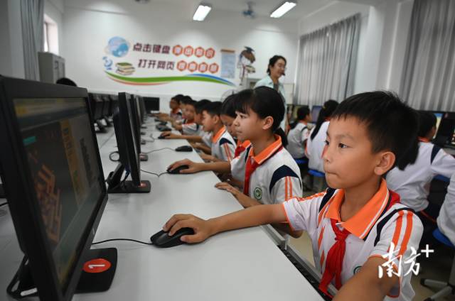 邓兆然在“ICode国际青少年编程竞赛”全球总决赛上勇夺金奖。黄津 摄 邓兆然在“ICode国际青少年编程竞赛”全球总决赛上勇夺金奖。黄津 摄