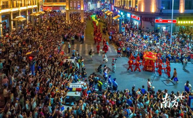 2024年,连州全市接待游客量、旅游收入比2022年分别激增126.47%、177.54%。图为连州旅游文化季万人空巷。丘贵星 摄 2024年,连州全市接待游客量、旅游收入比2022年分别激增126.47%、177.54%。图为连州旅游文化季万人空巷。丘贵星 摄