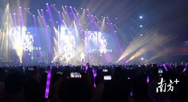 黄品源巡回音乐会吸引万千歌迷奔赴。黄滢 摄 黄品源巡回音乐会吸引万千歌迷奔赴。黄滢 摄
