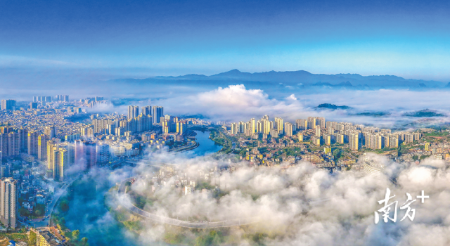 清远连州以奋斗为笔，加快打造“粤湘桂区域性中心城市”。丘贵星 摄