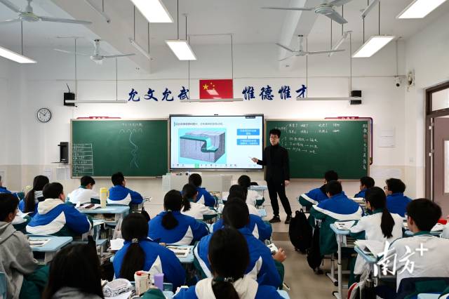 广六连实教学开放日活动中，连州中学地理老师在该校高一9班进行教学展示。黄滢 摄