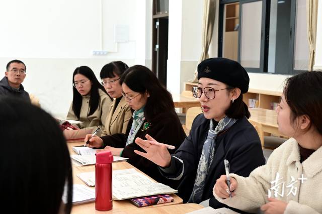 中山大学生命科学学院硕士、广州第六中学生物高级教师刘华正在点评高一年级生物课教学展示。黄滢 摄