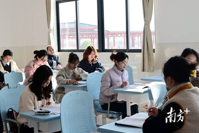 高二语文评课研讨现场。黄滢 摄