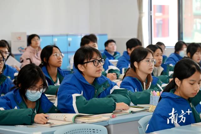 教学开放日活动的课堂上，学生们认真上课中。黄滢 摄