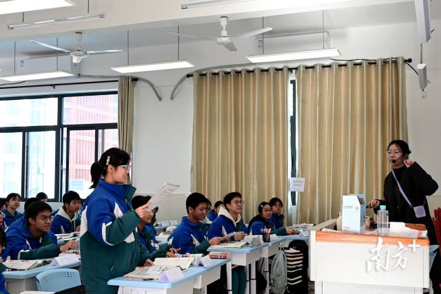 教学展示上，同学积极回答授课老师问题。黄滢 摄