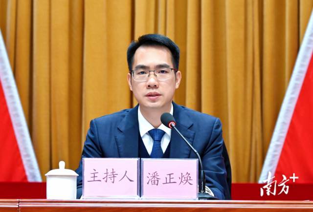 连州市委书记潘正焕代表市委常委会作报告。黄滢 摄