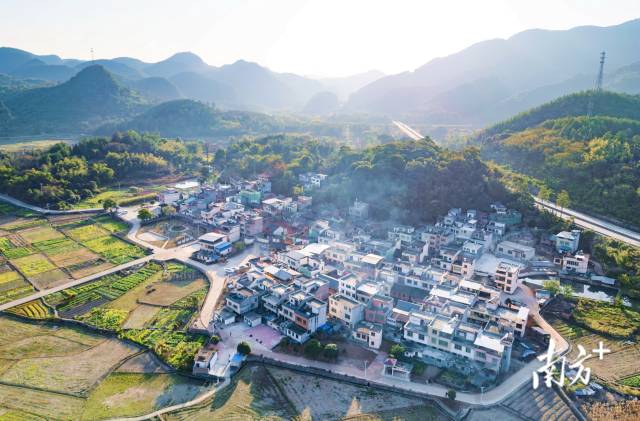 万家村风貌。梁崇杰  摄