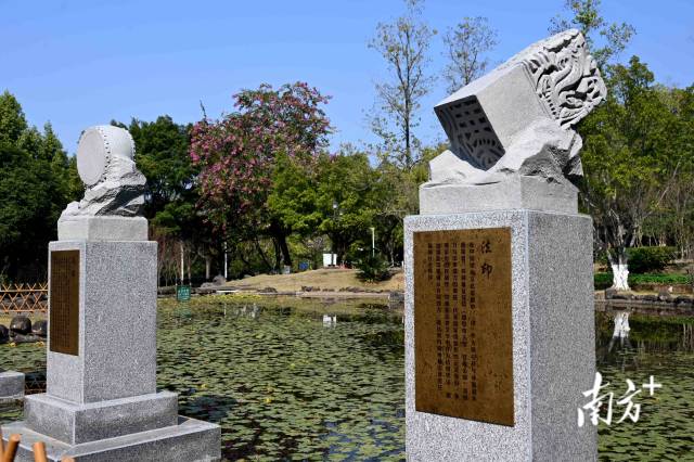 通过象征正义的法器造型与流水意象，诠释法治公平公正、滋养万物的本质内涵。黄滢 摄